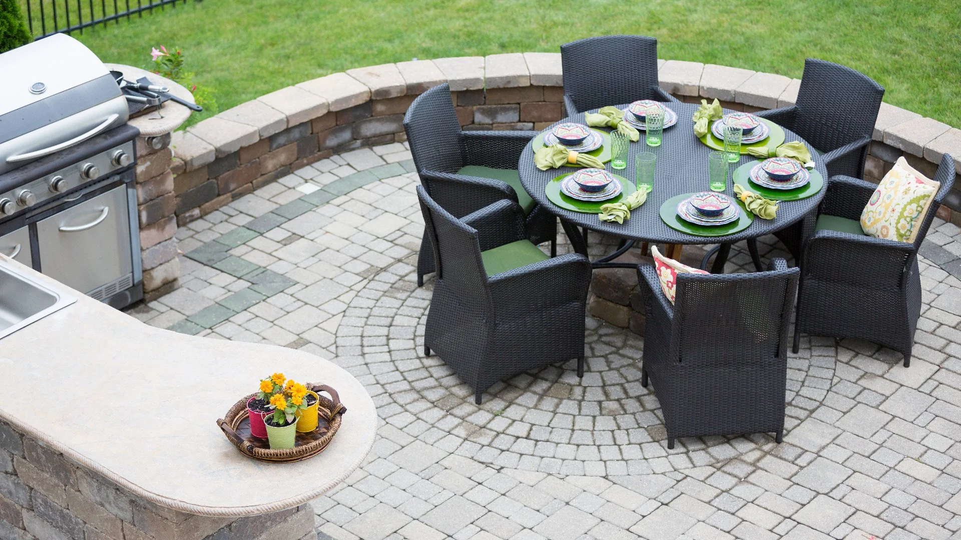 A patio, wall, and outdoor kitchen by a home in Vacaville, CA.