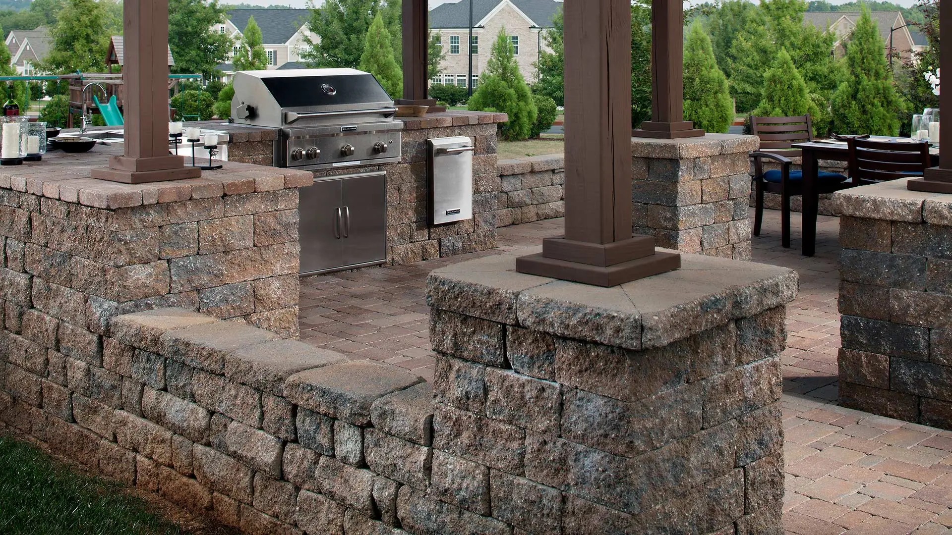 Outdoor living retaining wall with outdoor kitchen in Concord, CA.
