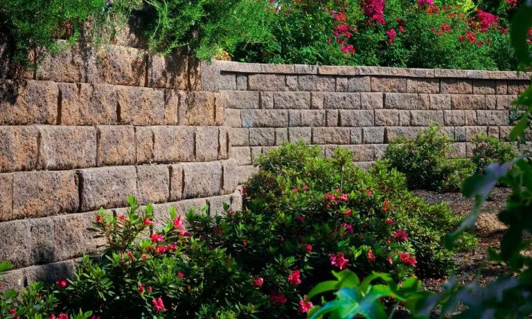 Using Retaining Walls and Freestanding Walls In a Landscape
